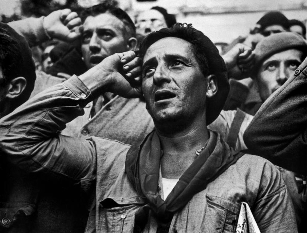 España, 1938. Despedida a las brigadas internacionales que desde ese momento dejarían de prestar ayuda en la guerra civil española. Magnum Photos.