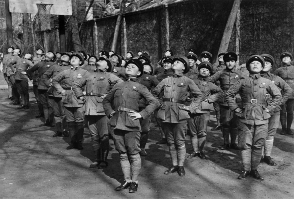 Hankow, China, 1938. Jóvenes mujeres recibiendo entrenamiento para el ejército nacionalista. Magnum Photos.